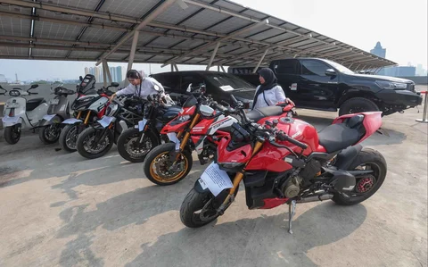Petugas KPK menunjukkan barang rampasan kasus pemerasan dan gratifikasi pengurusan sertifikat keselamatan dan kesehatan kerja (K3) di Kemnaker di Rumah Penyimpanan Benda Sitaan dan Barang Rampasan (Rupbasan) KPK, Jalan Dewi Sartika, Cawang, Jakarta Timur, Rabu (24/06/2026).