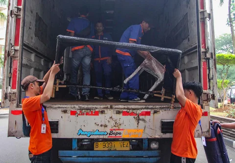 Petugas melakukan pengosongan barang di eks Hotel Sultan, kawasan Blok 15 Gelora Bung Karno, Jakarta Pusat, Rabu (24/6/2026).