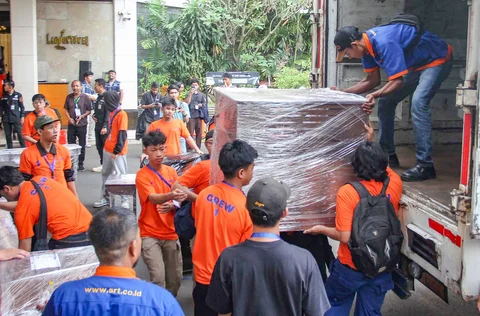 Petugas melakukan pengosongan barang di eks Hotel Sultan, kawasan Blok 15 Gelora Bung Karno, Jakarta Pusat, Rabu (24/6/2026).