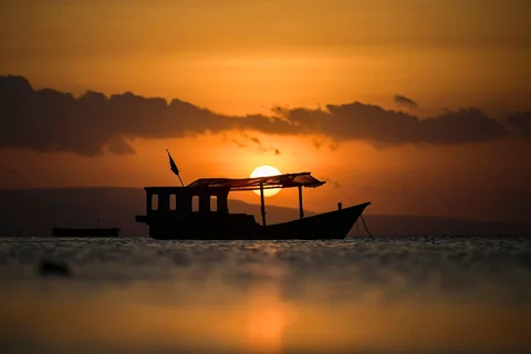 Perahu nelayan berlabuh saat  matahari terbenam di pantai Walakiri di Waingapu, Sumba Timur, Nusa Tenggara Timur, Rabu (24/06/2026).