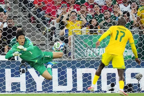 Kiper Korea Selatan Kim Seung-gyu melakukan penyelamatan tendangan pemain  Afrika Selatan Evidence Makgopa selama pertandingan sepak bola Grup A Piala Dunia antara Afrika Selatan dan Korea Selatan di Guadalupe, dekat Monterrey, Meksiko, Rabu (24/06/2026).