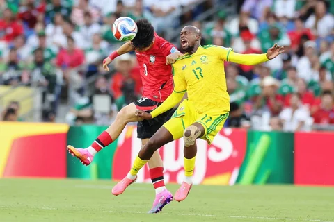 AP Photo/Moises Castillo<br />Pemain Korea Selatan Lee Gi-hyeok menyundul bola menjauh dari pemain Afrika Selatan  Evidence Makgopa selama pertandingan sepak bola Grup A Piala Dunia antara Afrika Selatan dan Korea Selatan di Guadalupe, dekat Monterrey, Meksiko, Rabu (24/06/2026).
