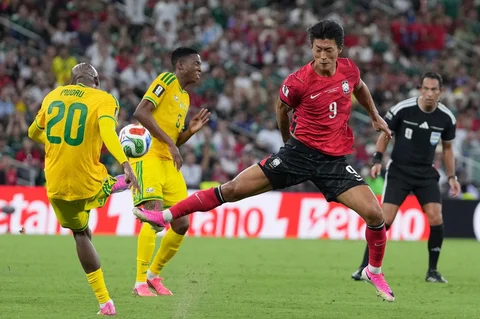 Pemain Korea Selatan Cho Gue-sung berebut bola dengan pemain Korea Selatan Khuliso Mudau selama pertandingan sepak bola Grup A Piala Dunia antara Afrika Selatan dan Korea Selatan di Guadalupe, dekat Monterrey, Meksiko, Rabu (24/06/2026).