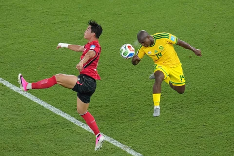 Pemain Korea Selatan Oh Hyeon-gyu  berebut bola dengan pemain Afrika Selatan  Mbekezeli Mbokazi selama pertandingan sepak bola Grup A Piala Dunia antara Afrika Selatan dan Korea Selatan di Guadalupe, dekat Monterrey, Meksiko, Rabu (24/06/2026).