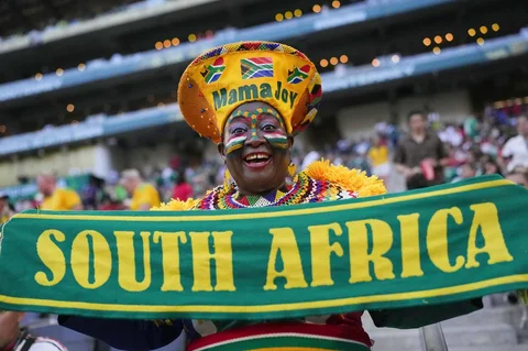 Mama Joy, seorang penggemar sepak bola Afrika Selatan, bersorak  selama pertandingan sepak bola Grup A Piala Dunia antara Afrika Selatan dan Korea Selatan di Guadalupe, dekat Monterrey, Meksiko, Rabu (24/06/2026).
