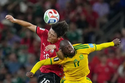 Pemain Afrika Selatan Evidence Makgopa berebut bola sundulan dengan pemain Korea Selatan Park Jin-seob selama pertandingan sepak bola Grup A Piala Dunia antara Afrika Selatan dan Korea Selatan di Guadalupe, dekat Monterrey, Meksiko, Rabu (24/06/2026).