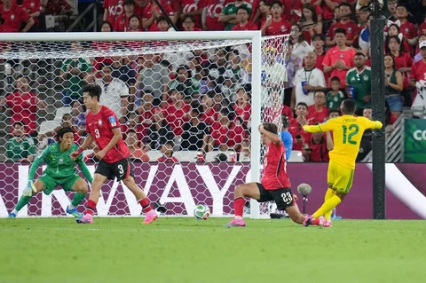 Pemain Afrika Selatan Thapelo Maseko  saat mencetak gol pembuka selama pertandingan sepak bola Grup A Piala Dunia antara Afrika Selatan dan Korea Selatan di Guadalupe, dekat Monterrey, Meksiko, Rabu (24/06/2026).