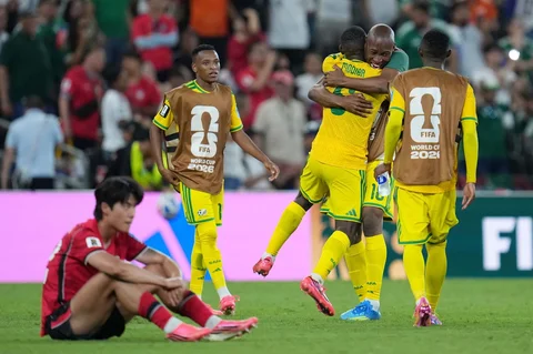 Pemain Afrika Selatan Aubrey Modiba memeluk rekannya Samukelo Kabini setelah pertandingan sepak bola Grup A Piala Dunia antara Afrika Selatan dan Korea Selatan di Guadalupe, dekat Monterrey, Meksiko, Rabu (24/06/2026).