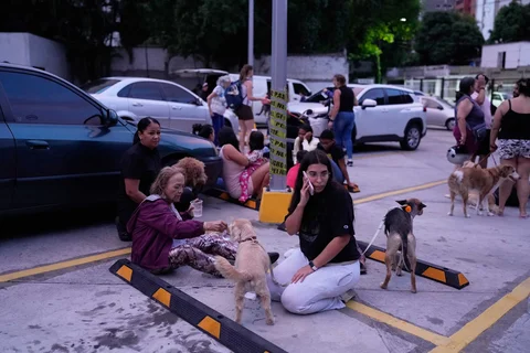 Warga berada di luar rumah mereka setelah gempa bumi di Caracas, Venezuela, Rabu (24/06/2026).