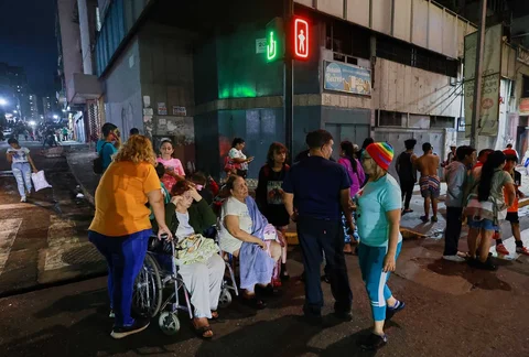 Orang-orang berdiri di jalan setelah gempa bumi yang diikuti beberapa gempa susulan di Caracas, Venezuela, Rabu (24/06/2026).