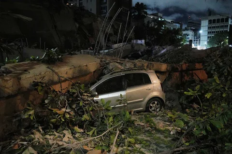 Sebuah mobil hancur tertimpa reruntuhan bangunan setelah gempa bumi di Caracas, Venezuela, Rabu (24/06/2026).