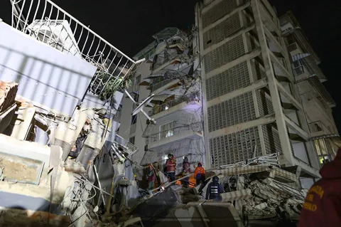 Petugas penyelamat memeriksa bangunan yang rusak setelah gempa bumi di Caracas, Venezuela, Rabu (24/06/2026).