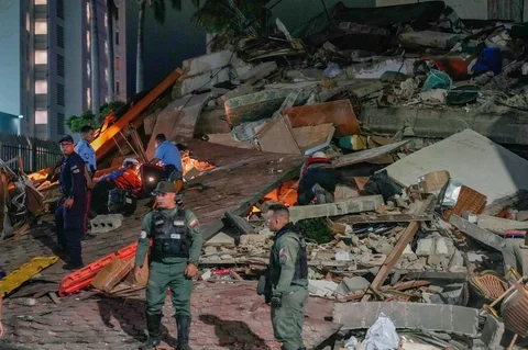 Pasukan keamanan berdiri di samping bangunan yang runtuh setelah gempa bumi di Caracas, Venezuela, Rabu (24/06/2026).