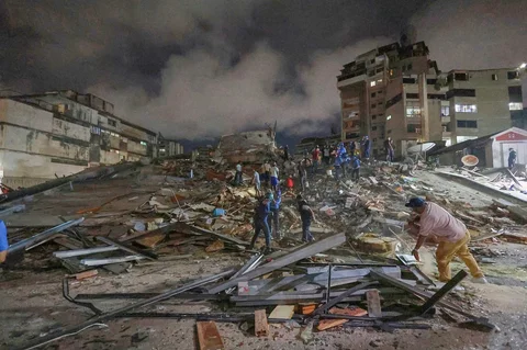 Para petugas penyelamat menyisir reruntuhan setelah gempa bumi di Caracas, Venezuela, Rabu, (24/06/2026).