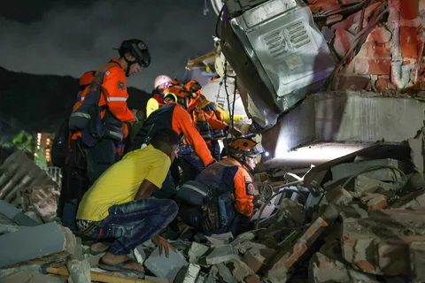 Petugas penyelamat mencari korban selamat setelah gempa bumi di Caracas, Venezuela, Rabu, (24/06/2026).