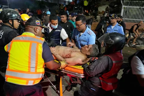Petugas penyelamat membawa seorang pria yang terluka setelah gempa bumi di Caracas, Venezuela, (24/06/2026).