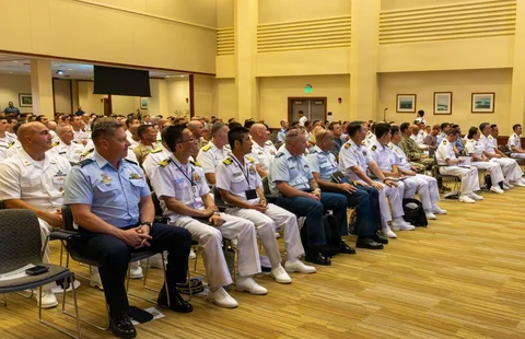 Personel TNI Angkatan Laut bersama kontingen Indonesia mengikuti Opening Brief Latihan Multilateral Rim of the Pacific (RIMPAC) 2026 di Ford Island Conference Center, Hawaii, Amerika Serikat, kamis (26/06/2026).