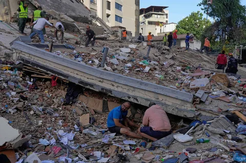 Warga dan petugas penyelamat mencari korban di antara reruntuhan bangunan yang runtuh akibat gempa bumi yang terjadi sehari sebelumnya di Caracas, Venezuela, Kamis (25/06/2026).