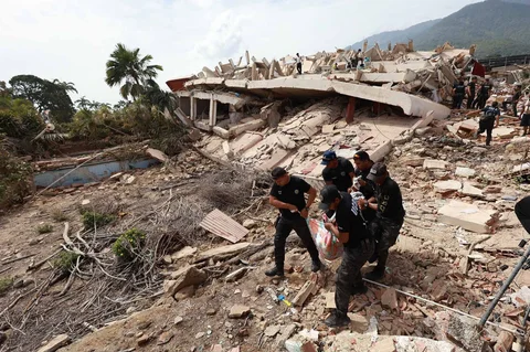 Polisi membawa jenazah yang ditemukan dari reruntuhan bangunan di La Guaira, Venezuela, Kamis (25/06/2026).