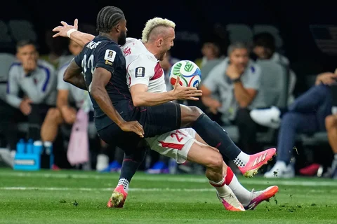 Pemain Amerika Serikat Mark McKenzie berebut bola dengan pemain Turki  Baris Alper Yilmaz selama pertandingan sepak bola Grup D Piala Dunia antara Turki dan Amerika Serikat di Inglewood, California, dekat Los Angeles, Kamis (25/06/2026).