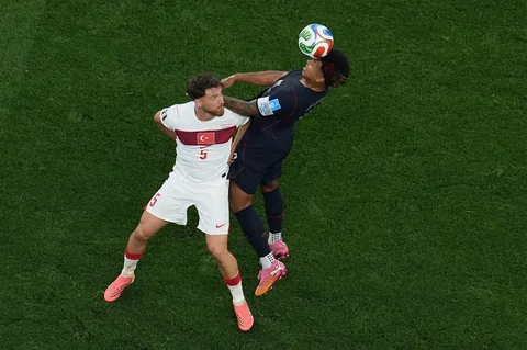 Pemain Amerika Serikat Weston McKennie, menyundul bola melawan  pemain Turki Salih Ozcan selama babak pertama pertandingan sepak bola Grup D Piala Dunia antara Turki dan Amerika Serikat di Inglewood, California, dekat Los Angeles, Kamis (25/06/2026).