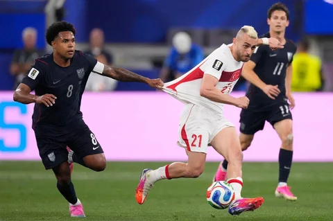 Pemain Amerika Serikat Weston McKennie menarik baju pemain Turki  Baris Alper Yilmaz saat pertandingan sepak bola Grup D Piala Dunia di Inglewood, California, dekat Los Angeles, Kamis (25/06/2026).