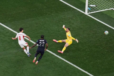 Pemain Turki Arda Guler mencetak gol pertama timnya dengan mengirimkan bola melewati kiper Amerika Serikat Matt Turner selama babak pertama pertandingan sepak bola Grup D Piala Dunia di Inglewood, California, dekat Los Angeles, Kamis (25/06/2026).