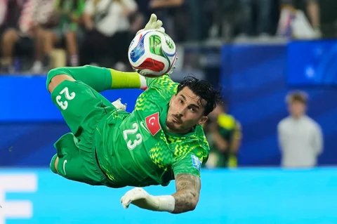 Kiper Turki Ugurcan Cakir melakukan penyelamatan saat pertandingan sepak bola Grup D Piala Dunia melawan Amerika Serikat di Inglewood, California, dekat Los Angeles, Kamis (25/06/2026).