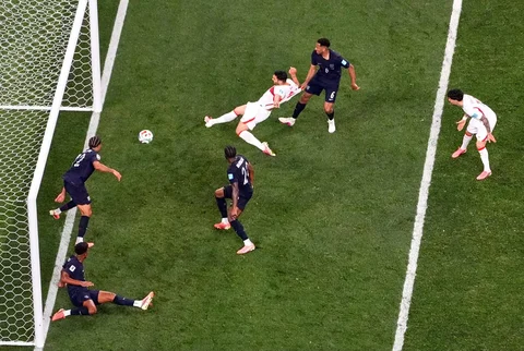 Pemain Turki Kaan Ayhan mencetak gol ketiga mereka selama pertandingan sepak bola Grup D Piala Dunia antara Turki dan Amerika Serikat di Inglewood, California, dekat Los Angeles, Kamis (25/06/2026).