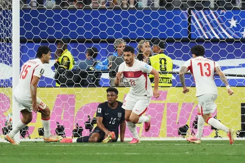 Pemain Turki Kaan Ayhan usai mencetak gol ketiga mereka selama pertandingan sepak bola Grup D Piala Dunia antara Turki dan Amerika Serikat di Inglewood, California, dekat Los Angeles, Kamis (25/06/2026).