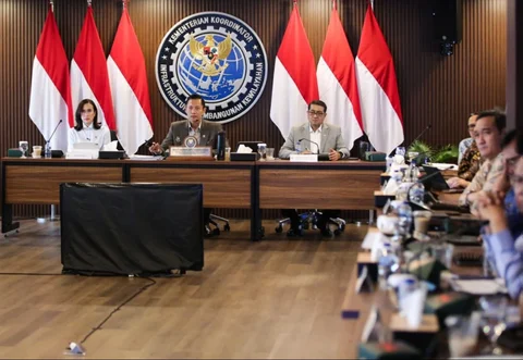 Menko Infrastruktur dan Pembangunan Kewilayahan Agus Harimurti Yudhoyono bersama Menteri Pariwisata Widiyanti Putri Wardhana dan Menteri Ekonomi Kreatif Teuku Riefky Harsya menghadiri Rapat Koordinasi Tingkat Menteri terkait penguatan tata kelola ekosistem kebandarudaraan di Jakarta, Kamis (25/6/2026).