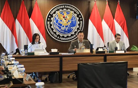 Menko Infrastruktur dan Pembangunan Kewilayahan Agus Harimurti Yudhoyono bersama Menteri Pariwisata Widiyanti Putri Wardhana dan Menteri Ekonomi Kreatif Teuku Riefky Harsya menghadiri Rapat Koordinasi Tingkat Menteri terkait penguatan tata kelola ekosistem kebandarudaraan di Jakarta, Kamis (25/6/2026).