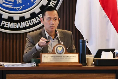Menko Infrastruktur dan Pembangunan Kewilayahan Agus Harimurti Yudhoyono saat  menghadiri Rapat Koordinasi Tingkat Menteri terkait penguatan tata kelola ekosistem kebandarudaraan di Jakarta, Kamis (25/6/2026).