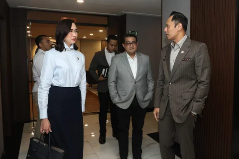 Menko Infrastruktur dan Pembangunan Kewilayahan Agus Harimurti Yudhoyono bersama Menteri Pariwisata Widiyanti Putri Wardhana dan Menteri Ekonomi Kreatif Teuku Riefky Harsya menghadiri Rapat Koordinasi Tingkat Menteri terkait penguatan tata kelola ekosistem kebandarudaraan di Jakarta, Kamis (25/6/2026).