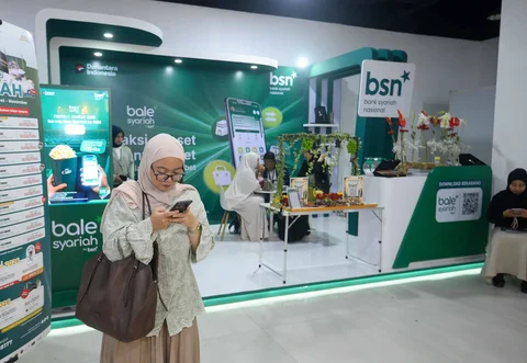 Pengunjung membuka rekening tabungan Bank BSN pada penyelenggaraan Abaya Pavilion di Jakarta, Jumat (26/6/2026).