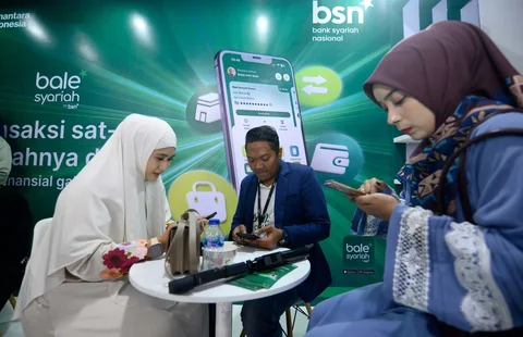 Pengunjung membuka rekening tabungan Bank BSN pada penyelenggaraan Abaya Pavilion di Jakarta, Jumat (26/6/2026).