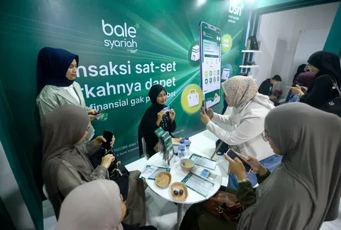 Pengunjung membuka rekening tabungan Bank BSN pada penyelenggaraan Abaya Pavilion di Jakarta, Jumat (26/6/2026).