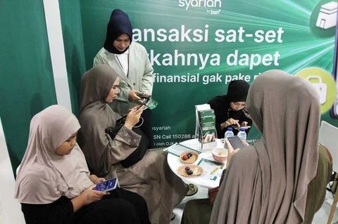 Pengunjung membuka rekening tabungan Bank BSN pada penyelenggaraan Abaya Pavilion di Jakarta, Jumat (26/6/2026).