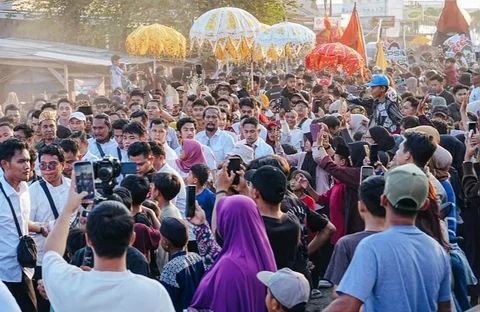 Warga saat menyaksikan  Karnaval Gajah di Tulang Bawang, Lampung, Jumat (26/6/2026).