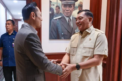 Menteri Koordinator Bidang Infrastruktur dan Pembangunan Kewilayahan Agus Harimurti Yudhoyono (AHY)  bersama Menteri Pertahanan Sjafrie Sjamsoeddin saat melakukan pertemuan di Kantor Kementerian Pertahanan, Jakarta, Kamis (25/6/2026)