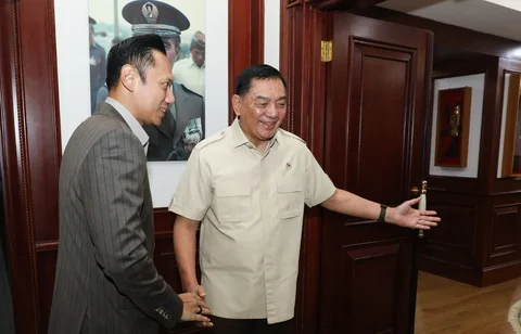 Menteri Koordinator Bidang Infrastruktur dan Pembangunan Kewilayahan Agus Harimurti Yudhoyono (AHY)  bersama Menteri Pertahanan Sjafrie Sjamsoeddin saat melakukan pertemuan di Kantor Kementerian Pertahanan, Jakarta, Kamis (25/6/2026)