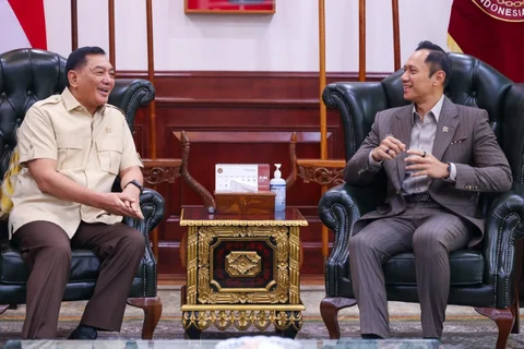 Menteri Koordinator Bidang Infrastruktur dan Pembangunan Kewilayahan Agus Harimurti Yudhoyono (AHY)  bersama Menteri Pertahanan Sjafrie Sjamsoeddin saat melakukan pertemuan di Kantor Kementerian Pertahanan, Jakarta, Kamis (25/6/2026)