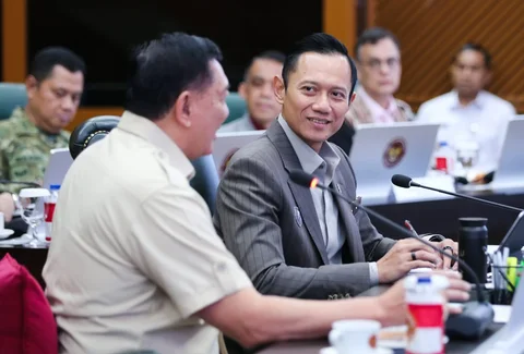Menteri Koordinator Bidang Infrastruktur dan Pembangunan Kewilayahan Agus Harimurti Yudhoyono (AHY)  bersama Menteri Pertahanan Sjafrie Sjamsoeddin saat melakukan pertemuan di Kantor Kementerian Pertahanan, Jakarta, Kamis (25/6/2026)