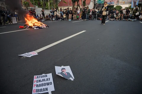 Mahasiswa saat melakukan unjuk rasa di depan Gedung Grahadi Surabaya, Jumat malam (26/06/2026).