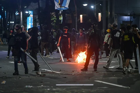 Mahasiswa saat melakukan unjuk rasa di depan Gedung Grahadi Surabaya, Jumat malam (26/06/2026).