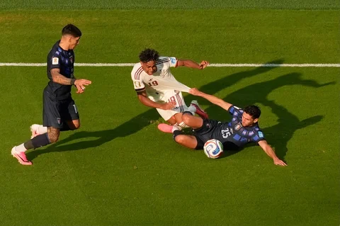 Pemain  Spanyol Lamine Yamal berebut bola dengan pemain Uruguay Juan Manuel Sanabria dan Mathias Olivera selama pertandingan sepak bola Grup H Piala Dunia antara Uruguay dan Spanyol di Zapopan, dekat Guadalajara, Meksiko, Jumat (26/06/2026).