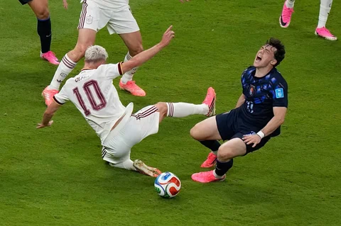 Pemain Uruguay Federico Vinas (bereaksi saat ia berebut bola dengan pemain Spanyol Dani Olmo selama pertandingan sepak bola Grup H Piala Dunia antara Uruguay dan Spanyol di Zapopan, dekat Guadalajara, Meksiko, Jumat (26/06/2026).