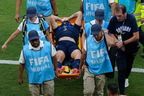 Pemain Uruguay Manuel Ugarte dibawa keluar lapangan dengan tandu setelah mengalami cedera selama pertandingan sepak bola Grup H Piala Dunia antara Uruguay dan Spanyol di Zapopan, dekat Guadalajara, Meksiko, Jumat (26/06/2026).