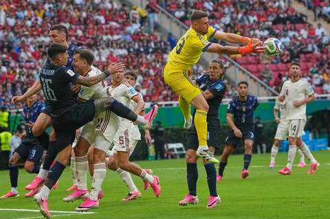 Kiper Spanyol Unai Simon meraih bola saat pertandingan sepak bola Grup H Piala Dunia antara Uruguay dan Spanyol di Zapopan, dekat Guadalajara, Meksiko, Jumat (26/06/2026).