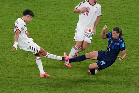 Pemain Agustin Canobbio berebut bola dengan pemain Spanyol Pau Cubarsi selama pertandingan sepak bola Grup H Piala Dunia antara Uruguay dan Spanyol di Zapopan, dekat Guadalajara, Meksiko, Jumat (26/06/2026).